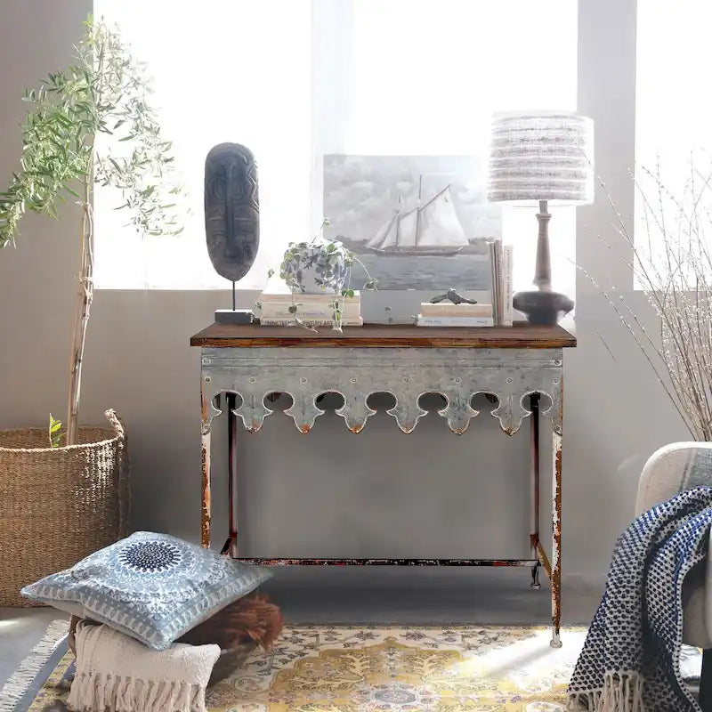 Mesa de sofá de madera con borde festoneado y metal con acabado de zinc