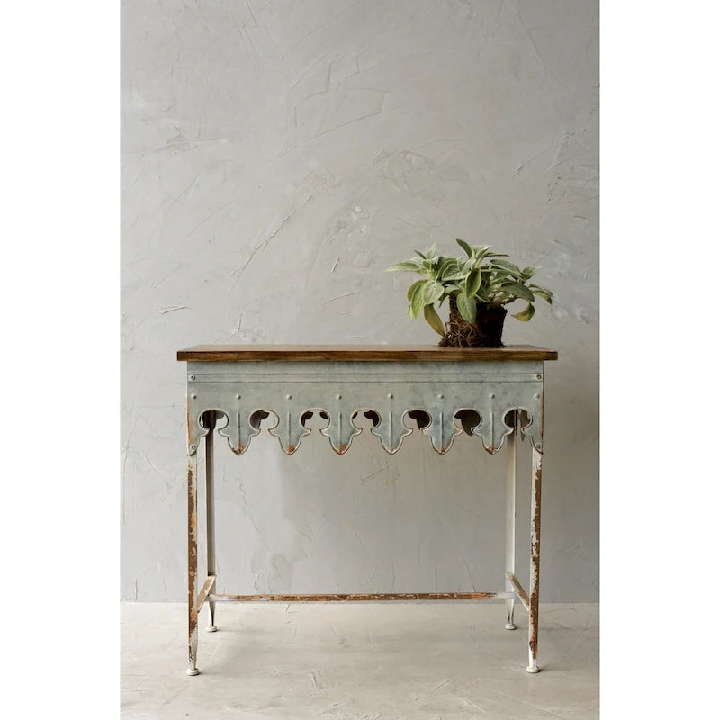 Mesa de sofá de madera con borde festoneado y metal con acabado de zinc