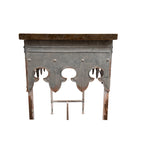 Mesa de sofá de madera con borde festoneado y metal con acabado de zinc