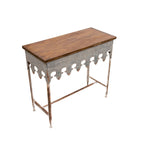 Mesa de sofá de madera con borde festoneado y metal con acabado de zinc