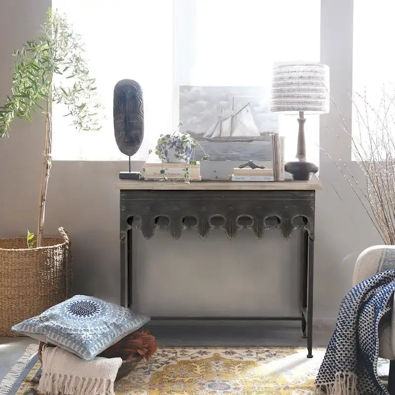 Mesa de sofá de madera con borde festoneado y metal con acabado de zinc