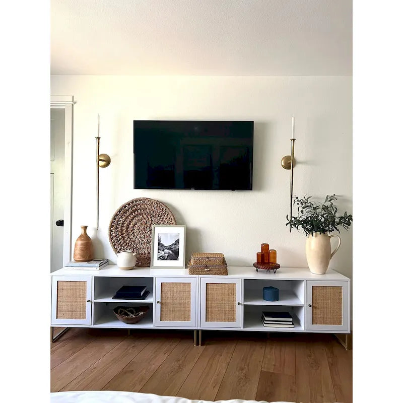 Mueble para TV estilo bohemio de 47" con puertas de gabinete de ratán y gestión de cables